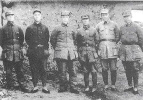 陈毅和淮北区党委成员合影左起；刘子久、邓子恢、陈毅、