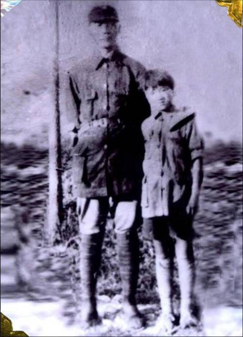 1940年夏，彭雪枫与拂晓剧团小演员王效萍合影.